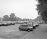 880785 Gezicht op een parkeerplaats aan de Kruisstraat te Utrecht, met links op de achtergrond de gebouwen van de ...